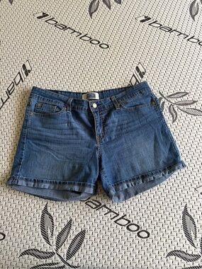 Levi's Medium Blue Denim Cuffed Women's Shorts